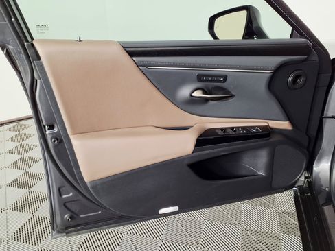 Used 2025 Lexus ES 300h w/ Premium Package FWD image 16