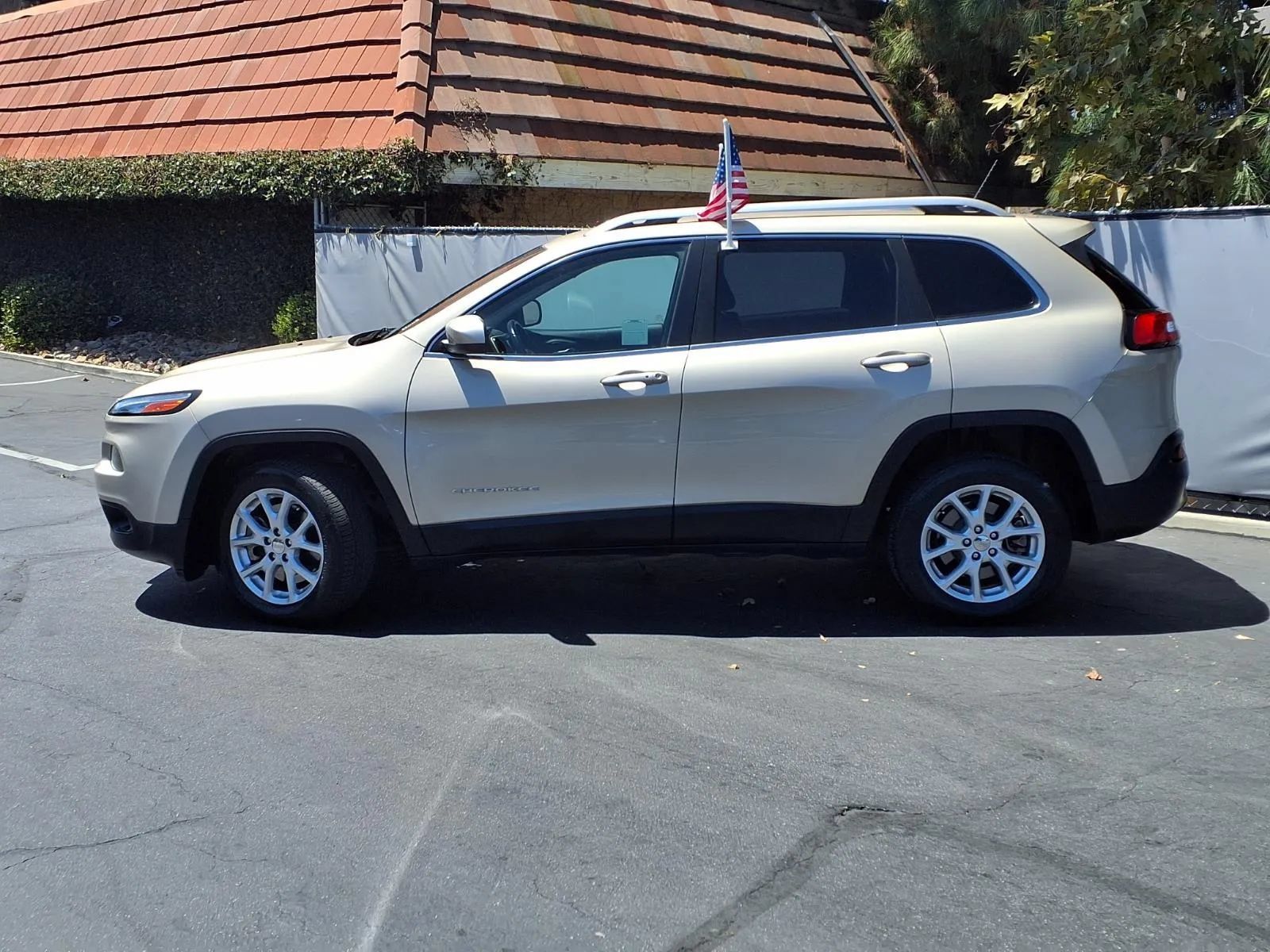 Used 2014 Jeep Cherokee Latitude w/ Comfort/Convenience Group FWD image 5