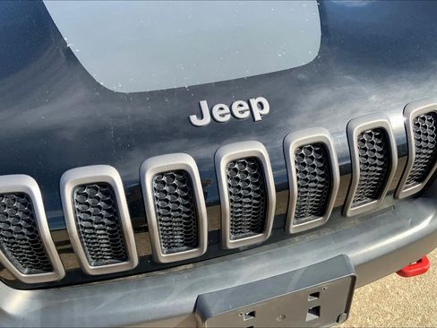 Used 2017 Jeep Cherokee Trailhawk w/ Comfort/Convenience Group AWD/4WD image 29