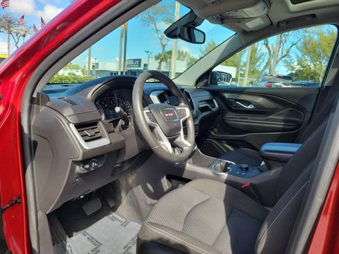 Used 2023 GMC Terrain SLE w/ Driver Convenience Package image 9