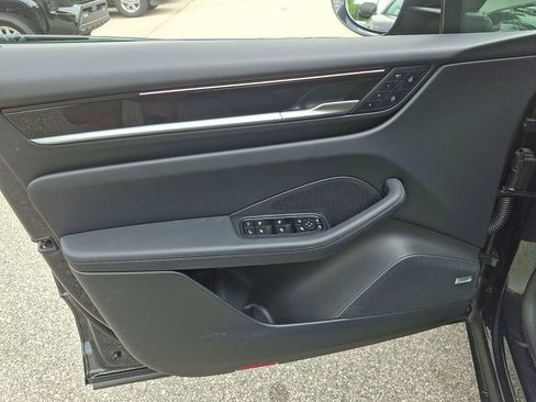 Used 2025 Porsche Macan Electric RWD image 12