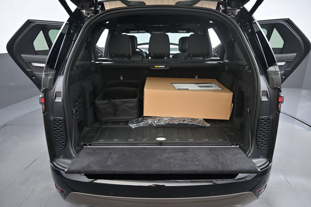 New 2026 Land Rover Discovery Limited Edition AWD/4WD image 16
