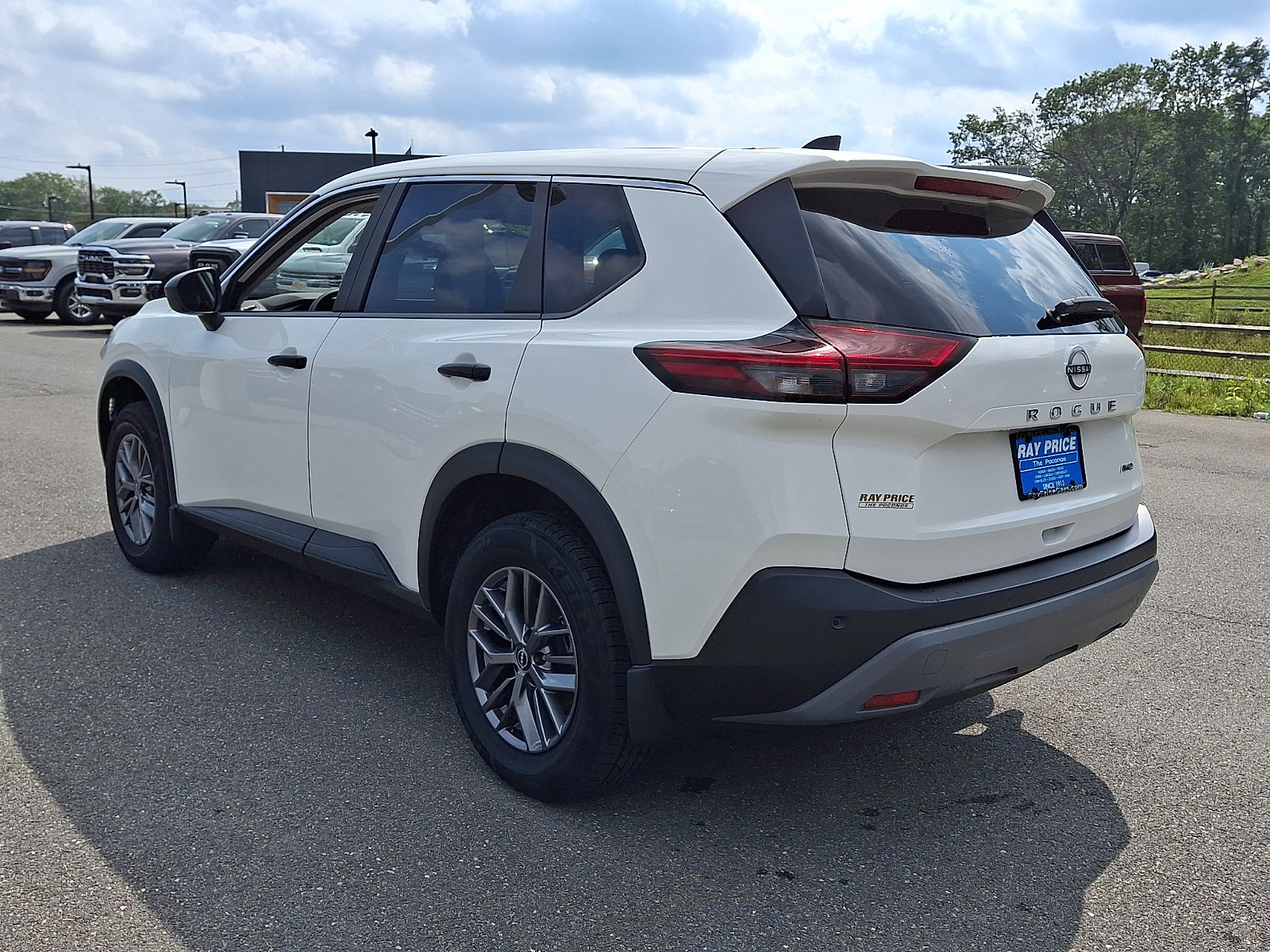 Used 2023 Nissan Rogue S AWD/4WD image 4