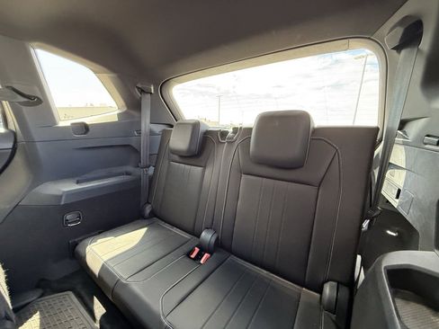 Certified 2024 Volkswagen Tiguan SE R-Line image 8