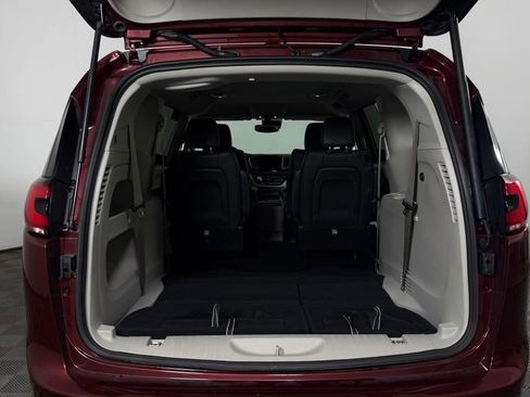 Used 2022 Chrysler Pacifica Touring-L FWD image 11