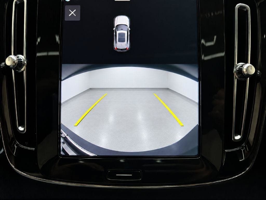 Used 2023 Volvo XC40 B5 Plus AWD/4WD image 19