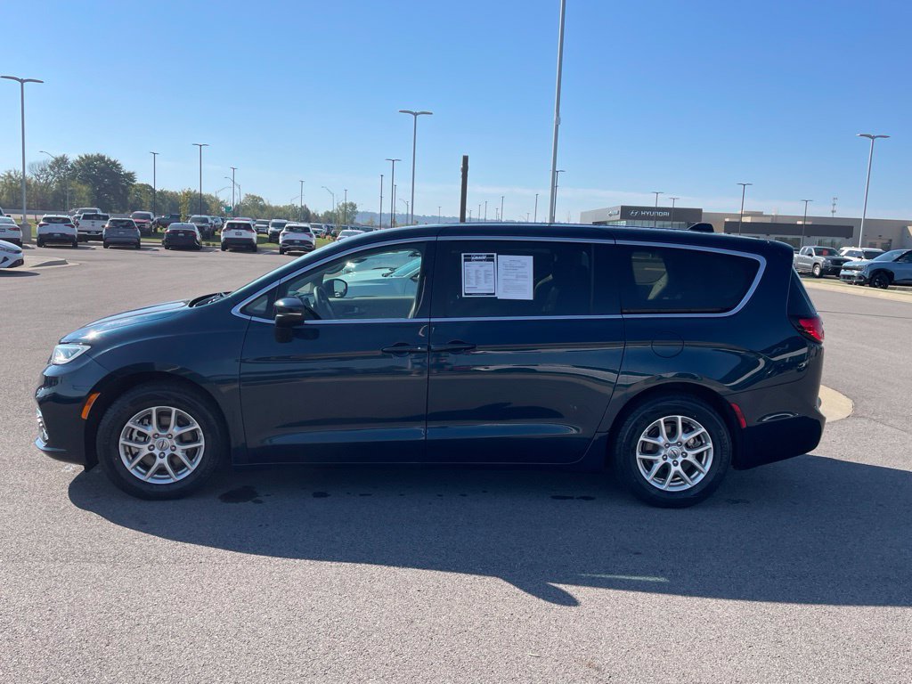 Used 2023 Chrysler Pacifica Touring-L FWD image 4