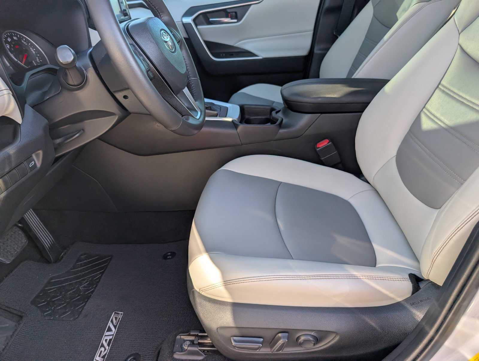 Used 2020 Toyota RAV4 XLE Premium FWD image 14