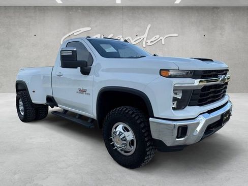 Used 2025 Chevrolet Silverado 3500 LT AWD/4WD image 2