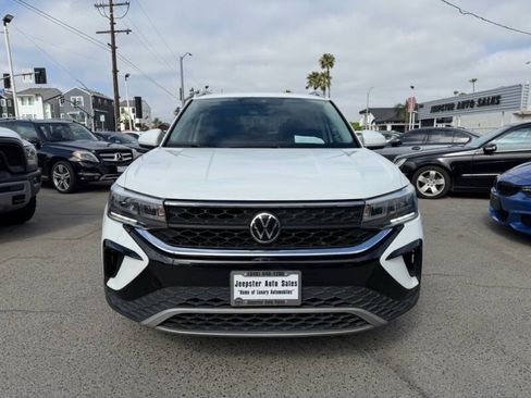 Used 2023 Volkswagen Taos SE FWD image 3