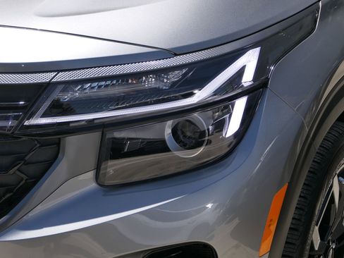 Certified 2025 Kia Seltos X-Line AWD/4WD image 8