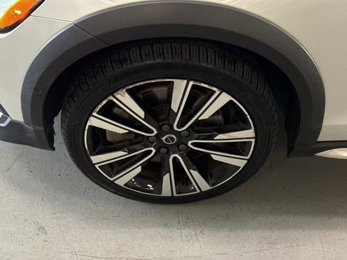 Used 2020 Volvo V60 T5 Cross Country image 9