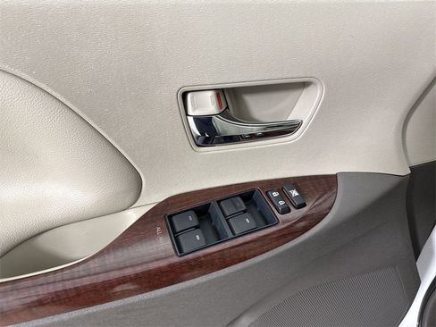 Used 2014 Toyota Sienna XLE image 33