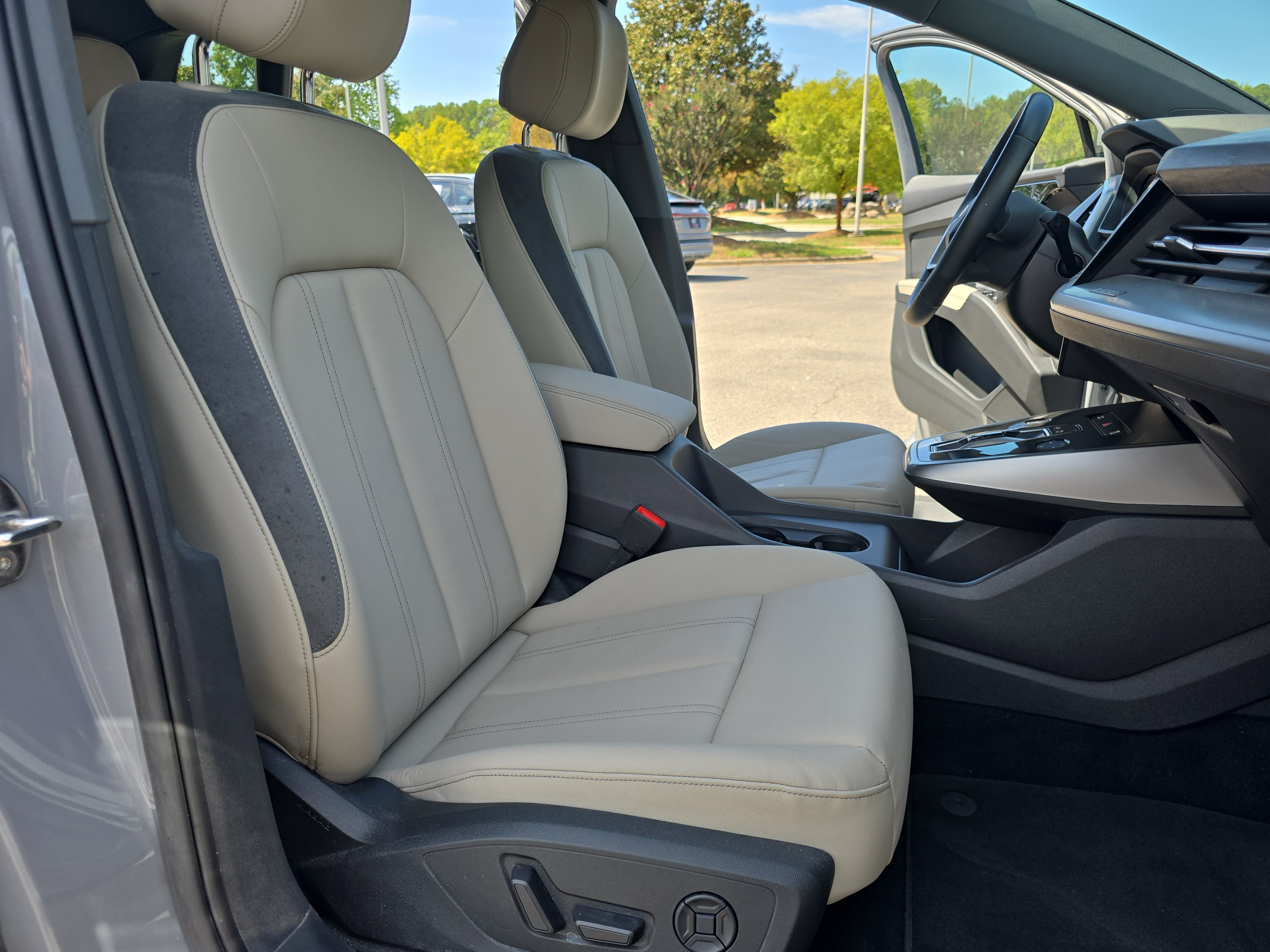 Used 2023 Audi Q4 e-tron Premium w/ Convenience Package AWD/4WD image 10