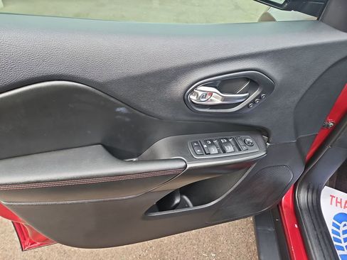 Used 2019 Jeep Cherokee Trailhawk image 16