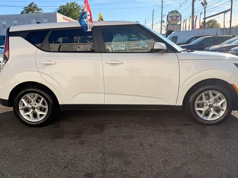 Used 2024 Kia Soul LX w/ Option Group 015 FWD image 11