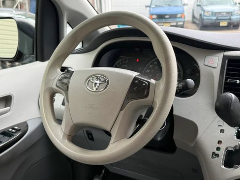 Used 2014 Toyota Sienna LE AWD/4WD image 11