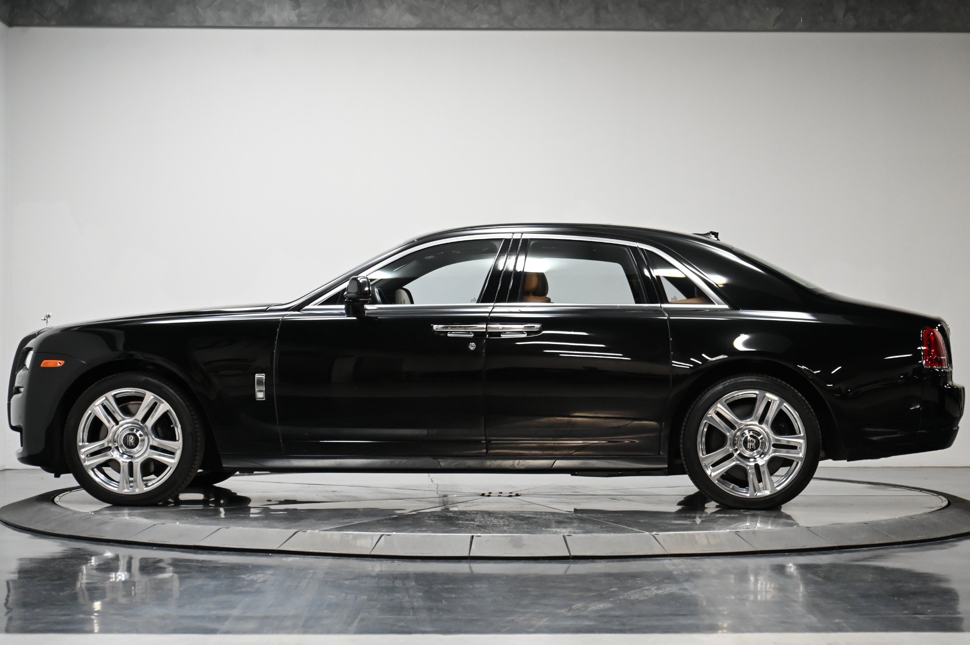 Used 2015 Rolls-Royce Ghost RWD image 21