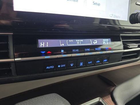 Used 2024 Toyota Sienna LE image 19