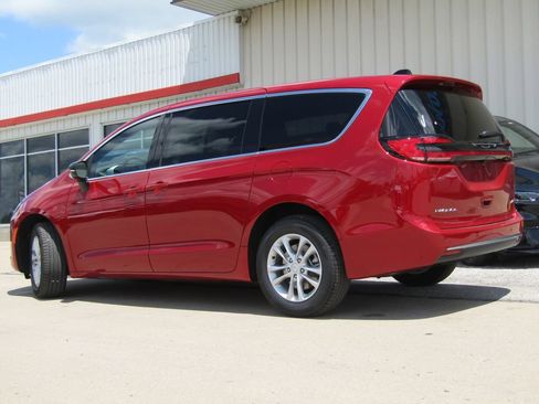 New 2027 Chrysler Pacifica Select AWD/4WD image 10