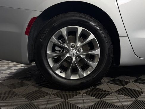 Used 2026 Chrysler Pacifica Limited FWD image 12