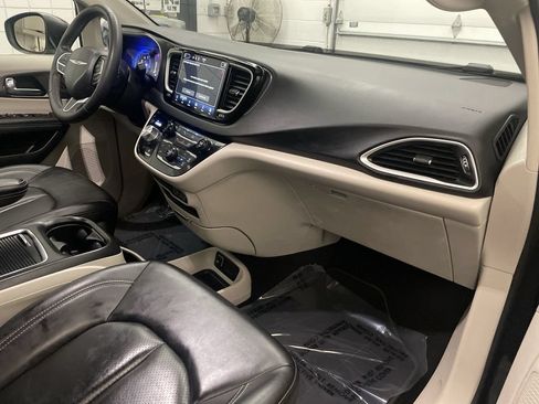 Used 2023 Chrysler Pacifica Touring-L FWD image 21
