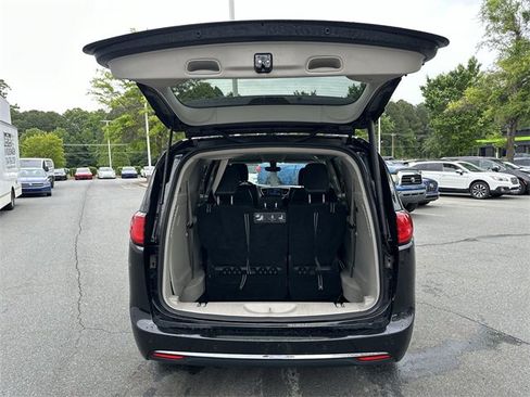 Used 2020 Chrysler Pacifica Touring-L image 24