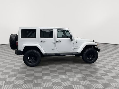 Used 2017 Jeep Wrangler Unlimited Sahara w/ Connectivity Group image 33