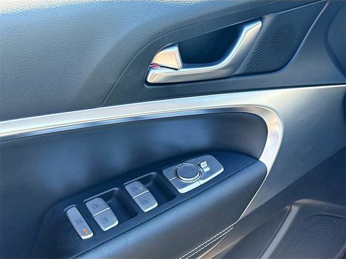 Used 2025 Genesis G70 2.5T image 19