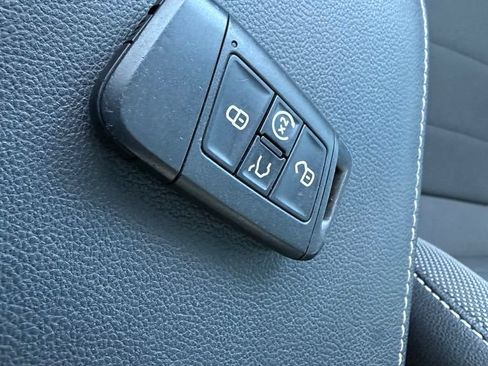 Used 2023 Volkswagen Taos SE w/ Panoramic Sunroof Package FWD image 25