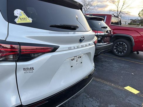 Used 2024 Toyota Sienna Limited image 8