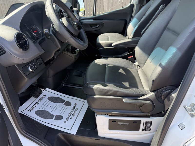 Used 2025 Mercedes-Benz Sprinter 2500 image 30