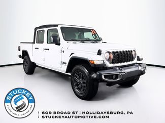 Used 2024 Jeep Gladiator Sport video 1