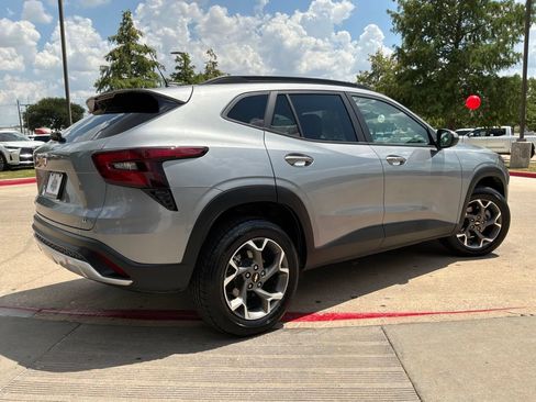 Used 2025 Chevrolet Trax LT w/ LT Convenience Package FWD image 6