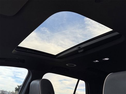 Used 2023 Chevrolet Traverse Premier image 26