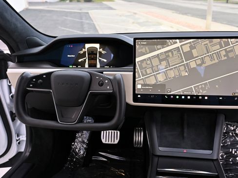 Used 2022 Tesla Model S Plaid image 17