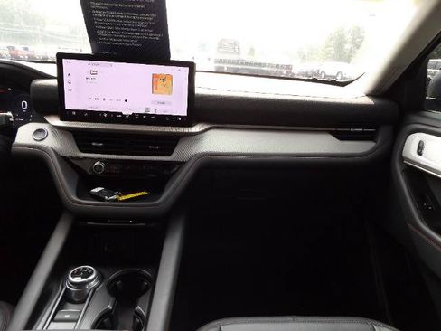 Certified 2025 Ford Explorer Active w/ Active Comfort Package RWD image 4