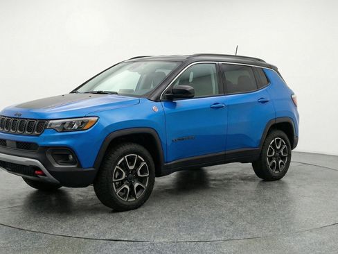 Used 2025 Jeep Compass Trailhawk w/ Trailer Tow Group AWD/4WD image 3