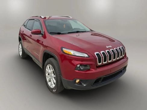 Used 2017 Jeep Cherokee Latitude w/ Cold Weather Group AWD/4WD image 1