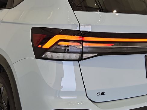New 2026 Volkswagen Taos SE FWD image 7