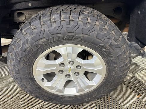 Used 2018 Chevrolet Silverado 1500 LT w/ Texas Edition AWD/4WD image 17