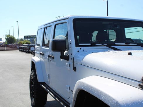 Used 2017 Jeep Wrangler Unlimited Sahara AWD/4WD image 9