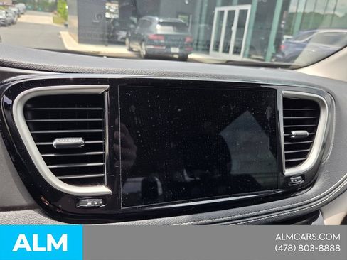 Used 2022 Chrysler Pacifica Touring-L FWD image 21