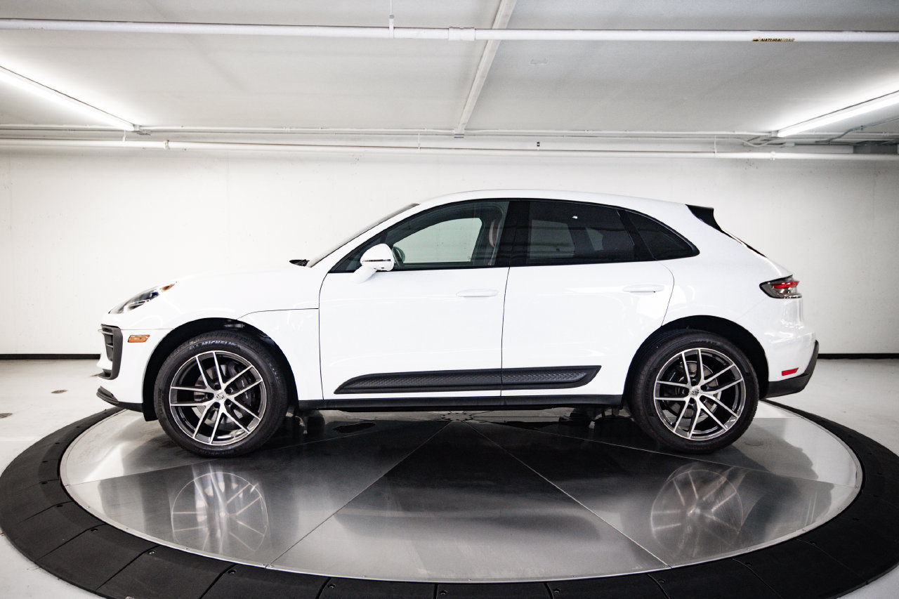 Certified 2024 Porsche Macan AWD/4WD image 2