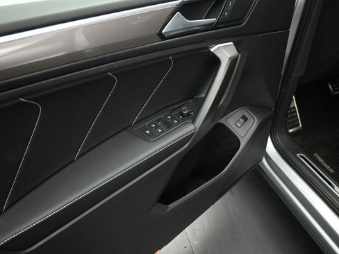 Used 2024 Volkswagen Tiguan SE R-Line image 10