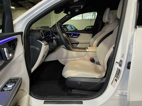 Used 2025 Mercedes-Benz GLC 300 4MATIC image 24