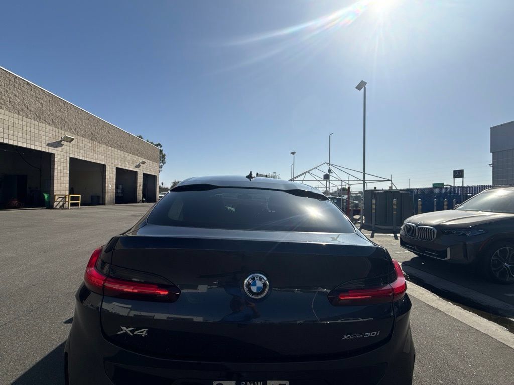 Used 2022 BMW X4 xDrive30i w/ M Sport Package AWD/4WD image 6