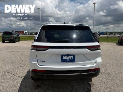 Used 2022 Jeep Grand Cherokee Altitude AWD/4WD image 12