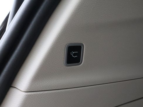 Used 2023 Chrysler Pacifica Touring-L FWD image 19