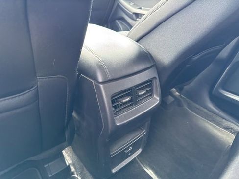 Used 2018 Ford Edge SE image 5